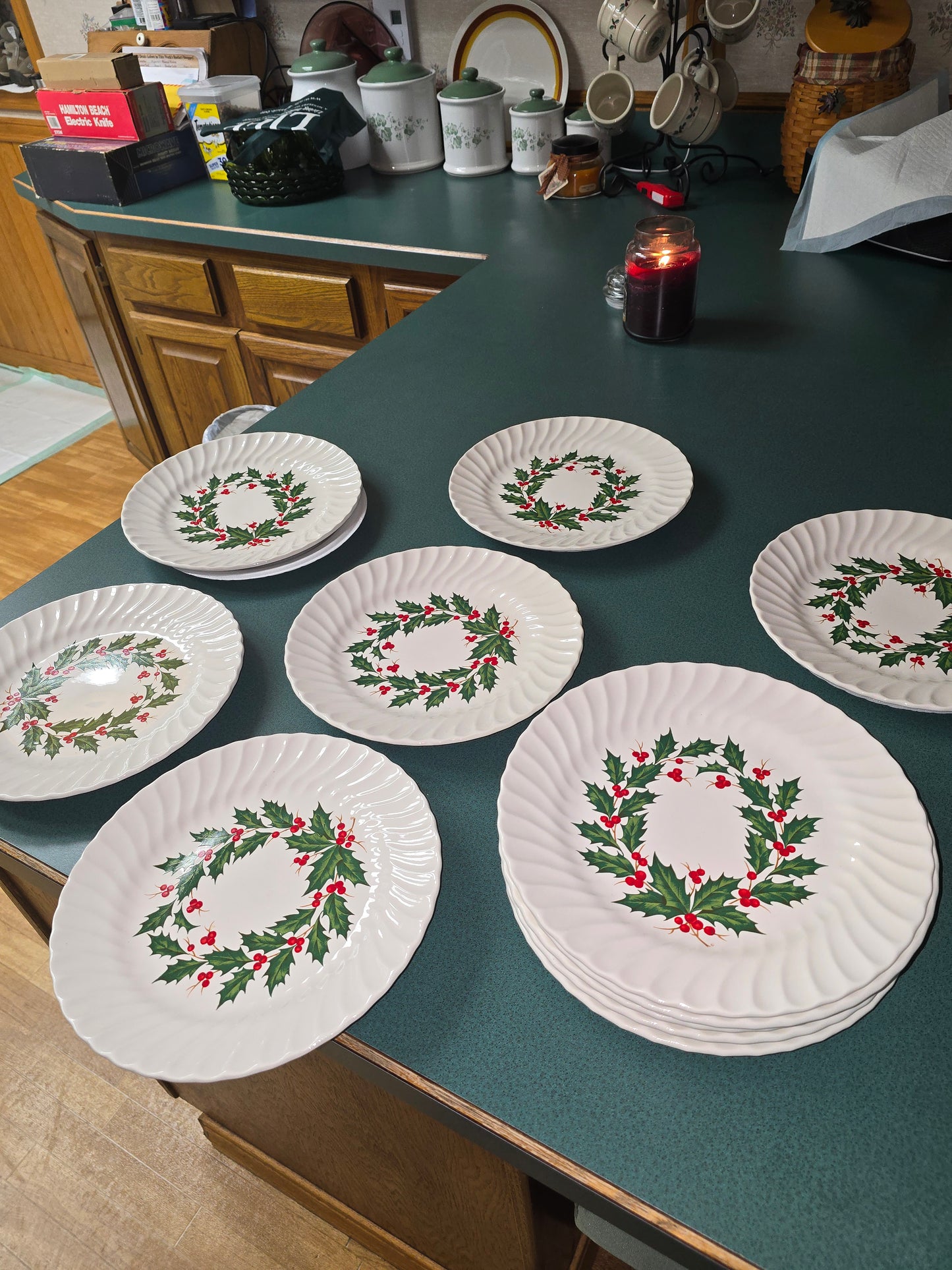 11 unmarked "SCIO?" Holly Pattern dinner plates